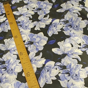 Атлас с блеском Кристалл с акварельными розами цвета индиго